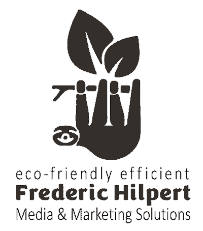 Das Bild zeigt das Logo von Frederic Hilpert - Media & Marketing Solutions. Eine symbolische einfarbige dunkelbraune Darstellung eines Faultiers, das an einem Ast hängt, und zwei große Blätter darüber. Darunter steht geschrieben: umweltfreundlich effizient (newline) Frederic Hilpert (newline) Media & Marketing Solutions